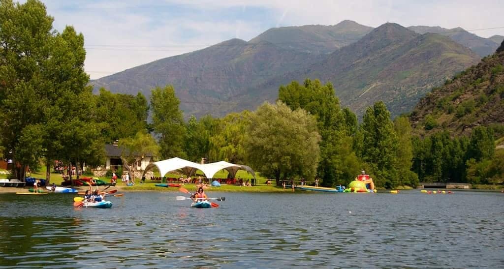 Foto lago la Torrasa con Kayaks deporte outdoor rocroi