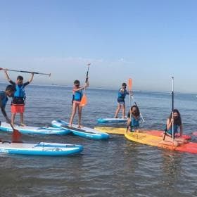 ¿Vacaciones en familia? Deporte al aire libre a través de descensos en rafting o paddle surf en la playa.