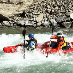 ¿Por qué un curso de kayak de río es el mejor plan para una escapada con amigos?