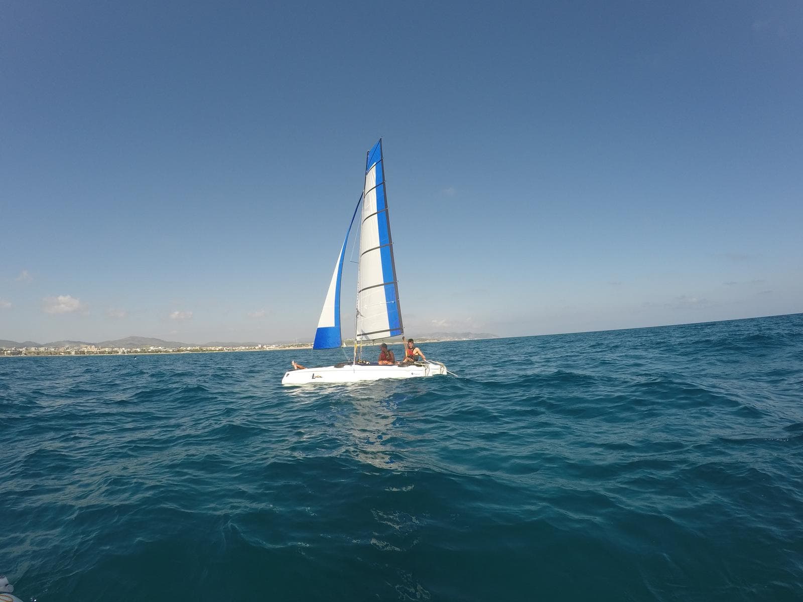 CURSO PARA APRENDER A NAVEGAR EN CATAMARÁN EN ROCROI VILANOVA