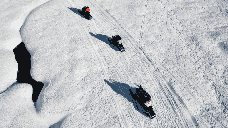 ¿Cómo disfrutar de una ruta en moto de nieve en los Pirineos? Alquiler, seguridad y consejos