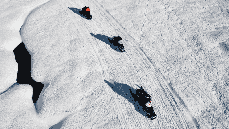 ¿Cómo disfrutar de una ruta en moto de nieve en los Pirineos? Alquiler, seguridad y consejos