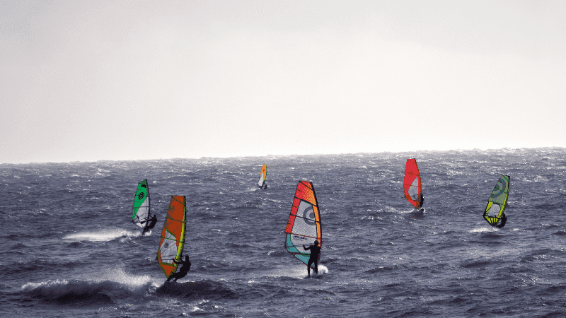 Windsurf, Wingfoil y Kitesurf: Explorando las Diferencias para Encontrar Tu Deporte Ideal