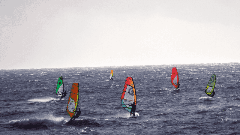 Windsurf, Wingfoil y Kitesurf: Explorando las Diferencias para Encontrar Tu Deporte Ideal