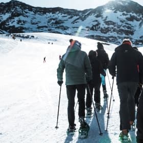 CÓMO EQUIPARSE CORRECTAMENTE PARA UNA EXCURSIÓN CON RAQUETAS