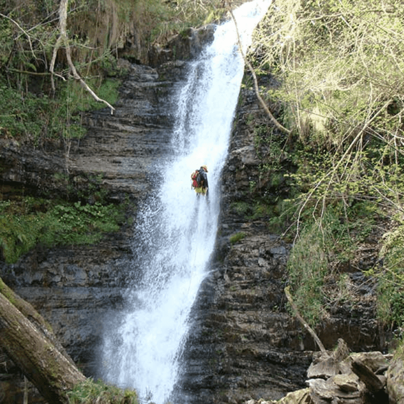 Explora los Picos de Europa con estas actividades de barranquismo en familia en Cantabria