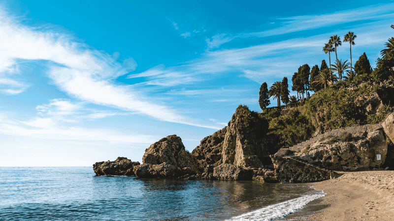 Descubre la Experiencia Definitiva en las Playas de Nerja: Un Día Completo de Aventuras en Kayak, SUP y Chiringuito