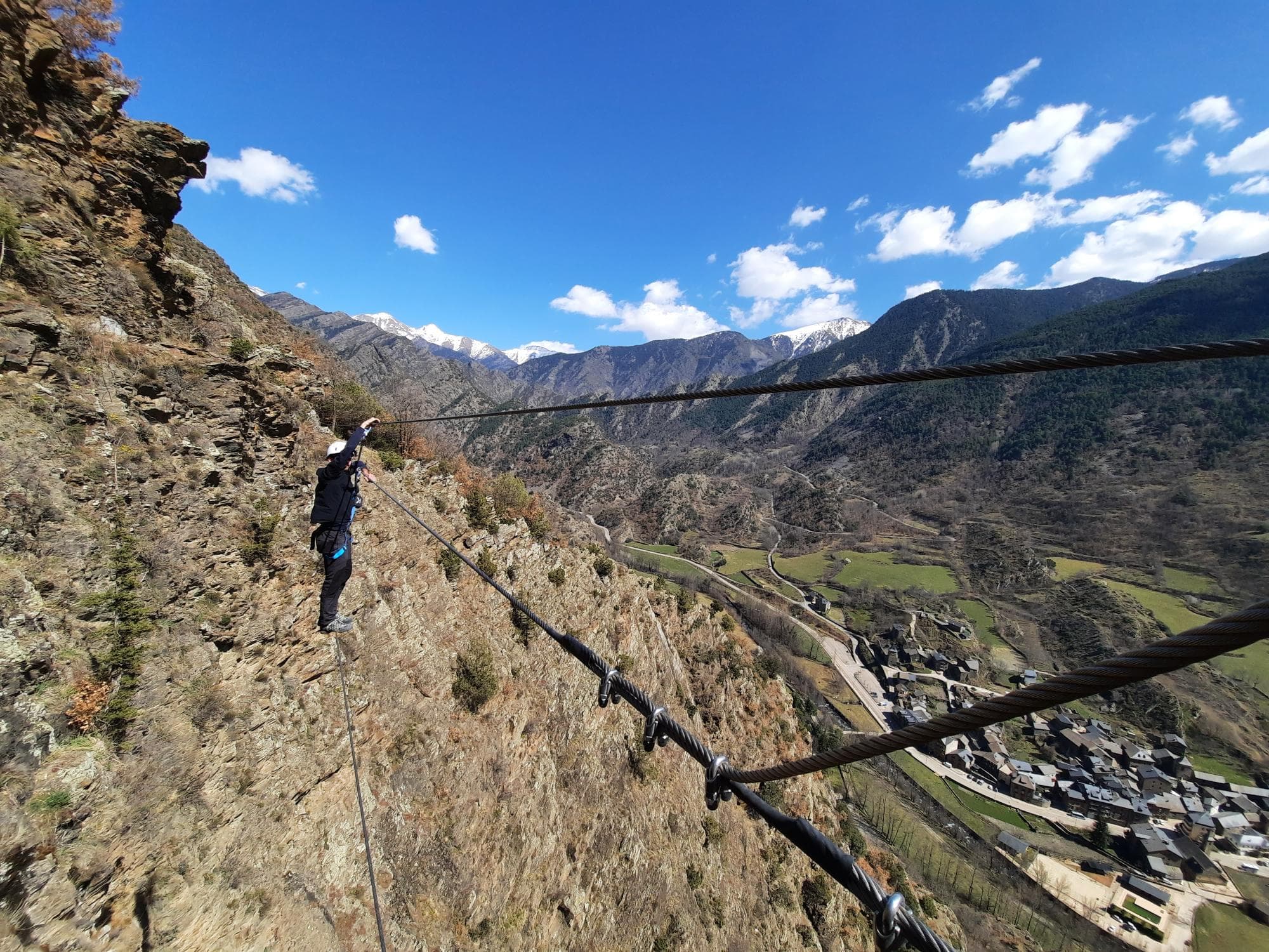 Les meilleurs spots d'escalade et de via ferrata en Catalogne et dans les Pyrénées : du Salt del Botanal aux Mallos de Riglos
