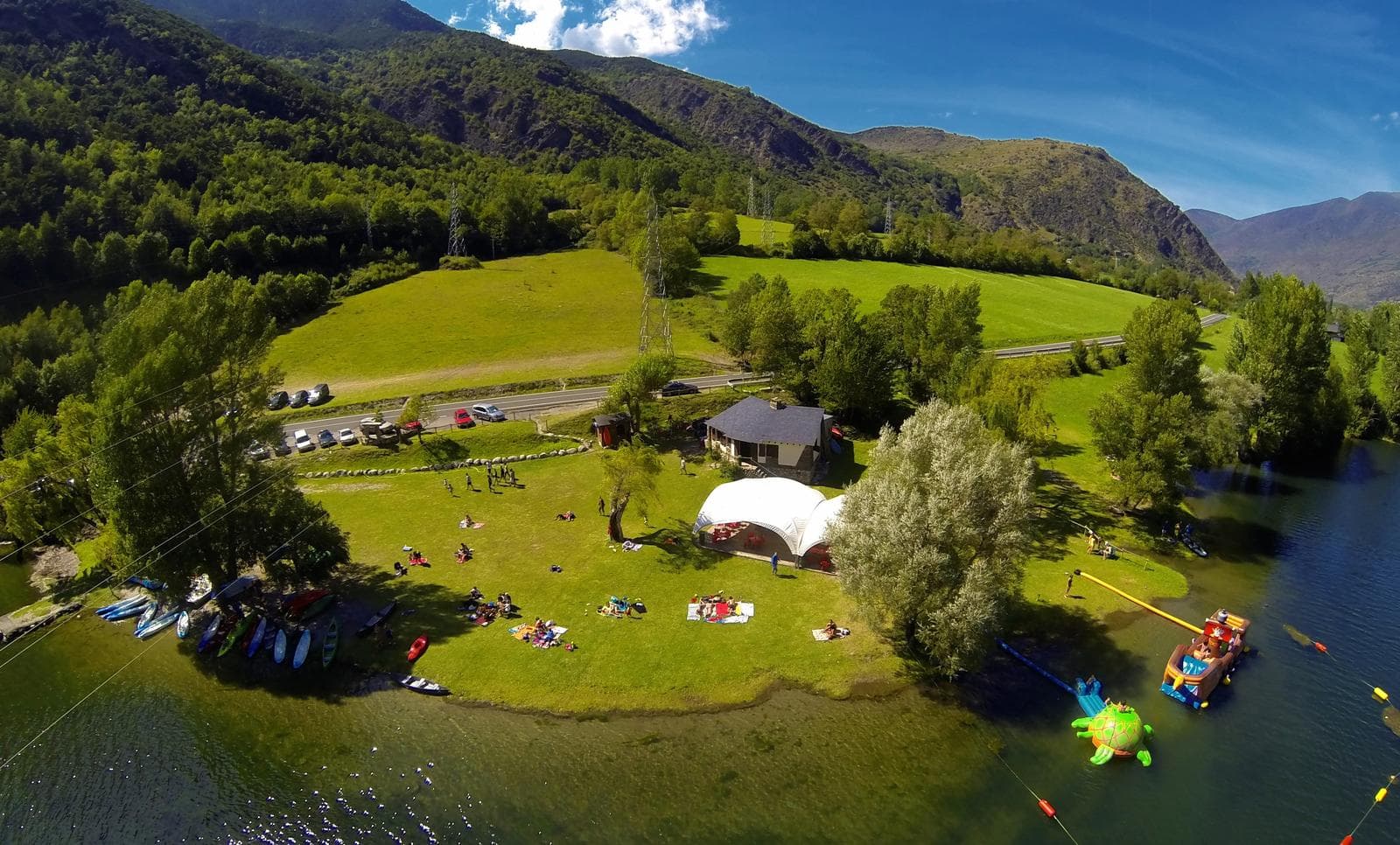RocRoi organizó una jornada de concienciación medioambiental en el lago de la Torrassa, Alt Pirineu, el día 21 de septiembre