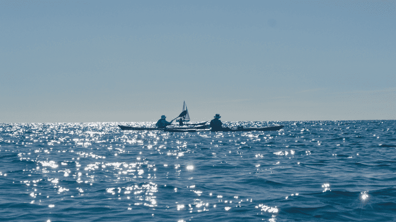 Aventura Total: Un Grupo Alemán Disfruta de Nuestro Tour Todo Incluido de Kayak en la Costa de Barcelona