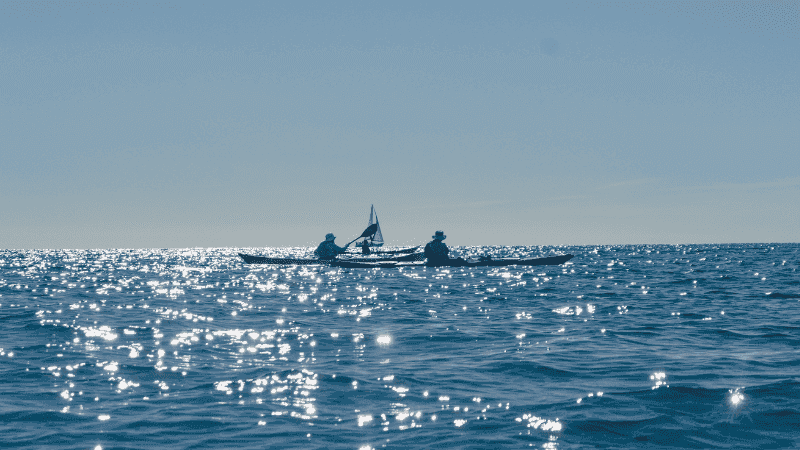 Aventura Total: Un Grupo Alemán Disfruta de Nuestro Tour Todo Incluido de Kayak en la Costa de Barcelona