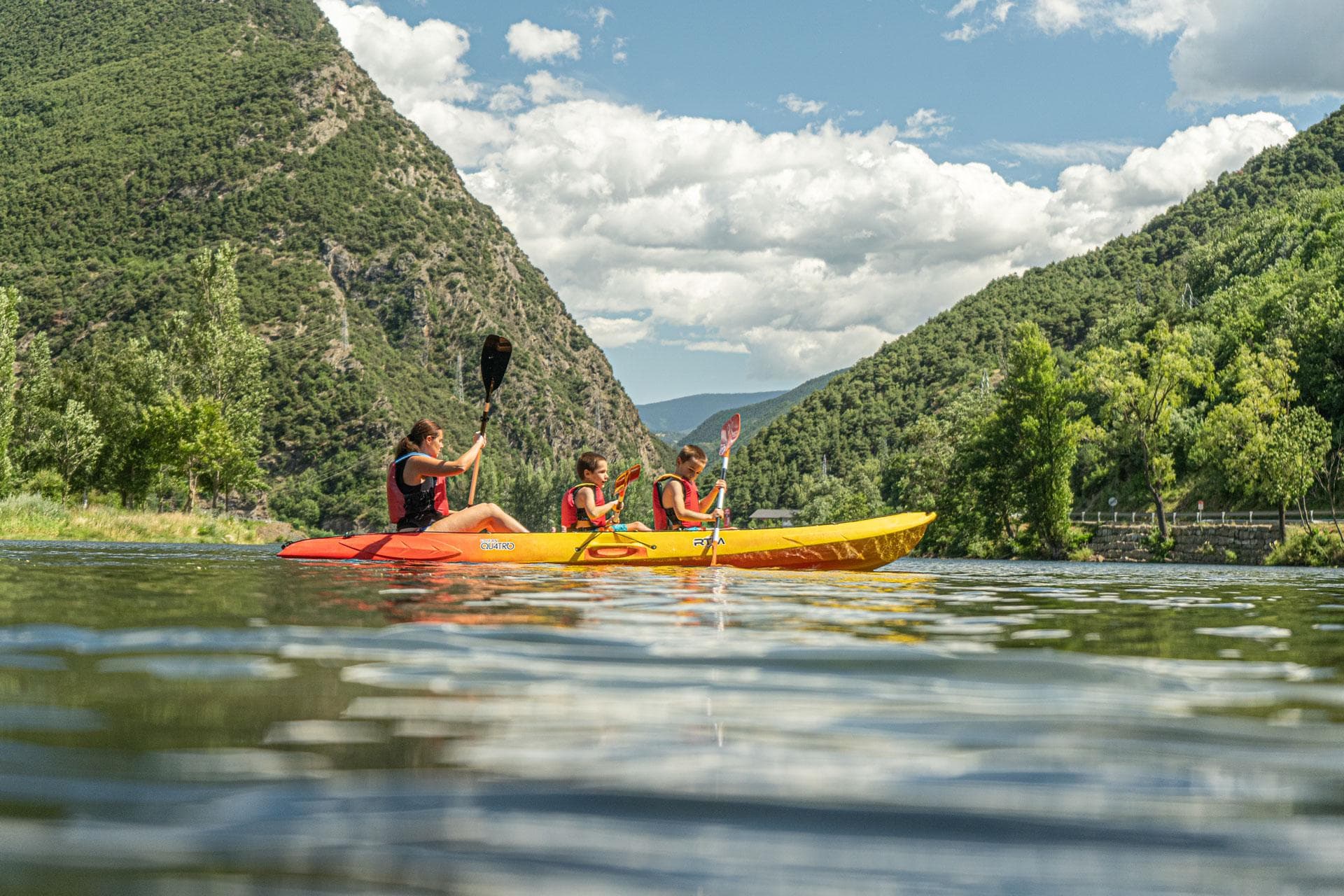 Descobreix la natura en família: Excursió amb caiac per a nens al Llac de la Torrassa
