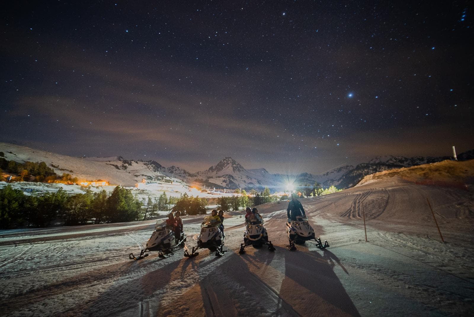 San Valentín en moto de nieve nocturna y con cena de lujo