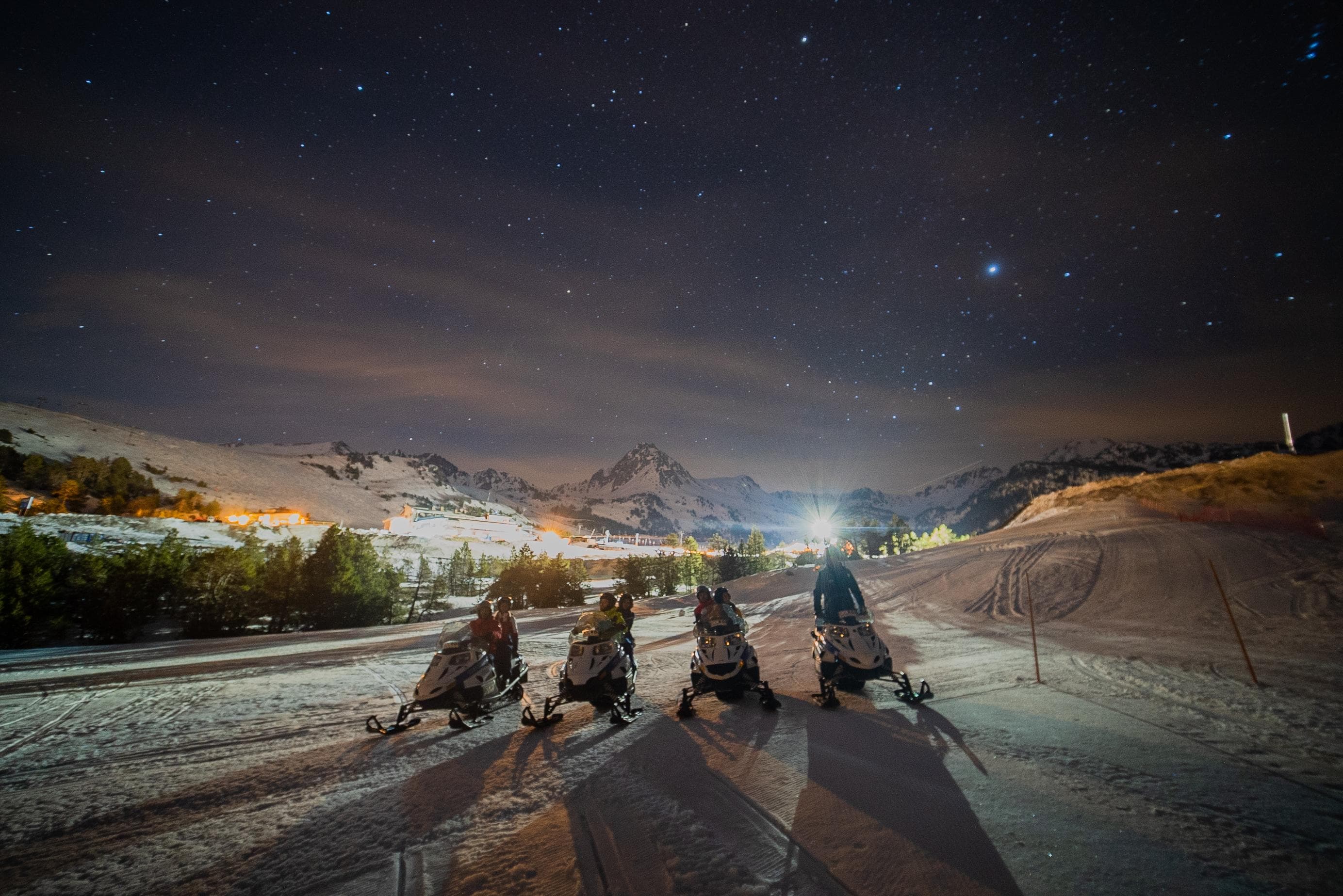 San Valentín en moto de nieve nocturna y con cena de lujo