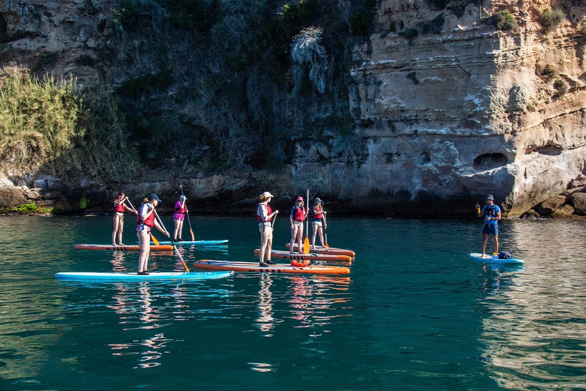 Rutas en paddle surf para hacer en familia este verano en Nerja