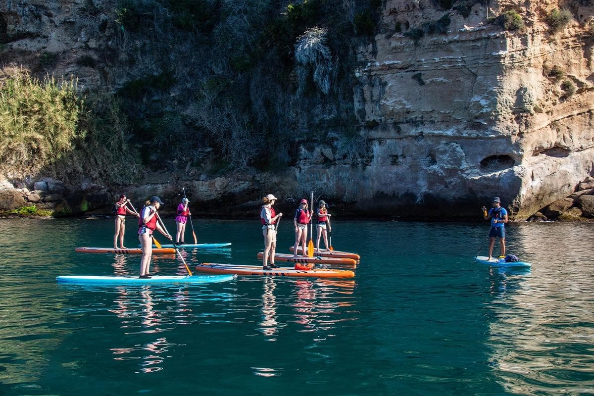 Des itinéraires de paddle surf pour toute la famille cet été à Nerja