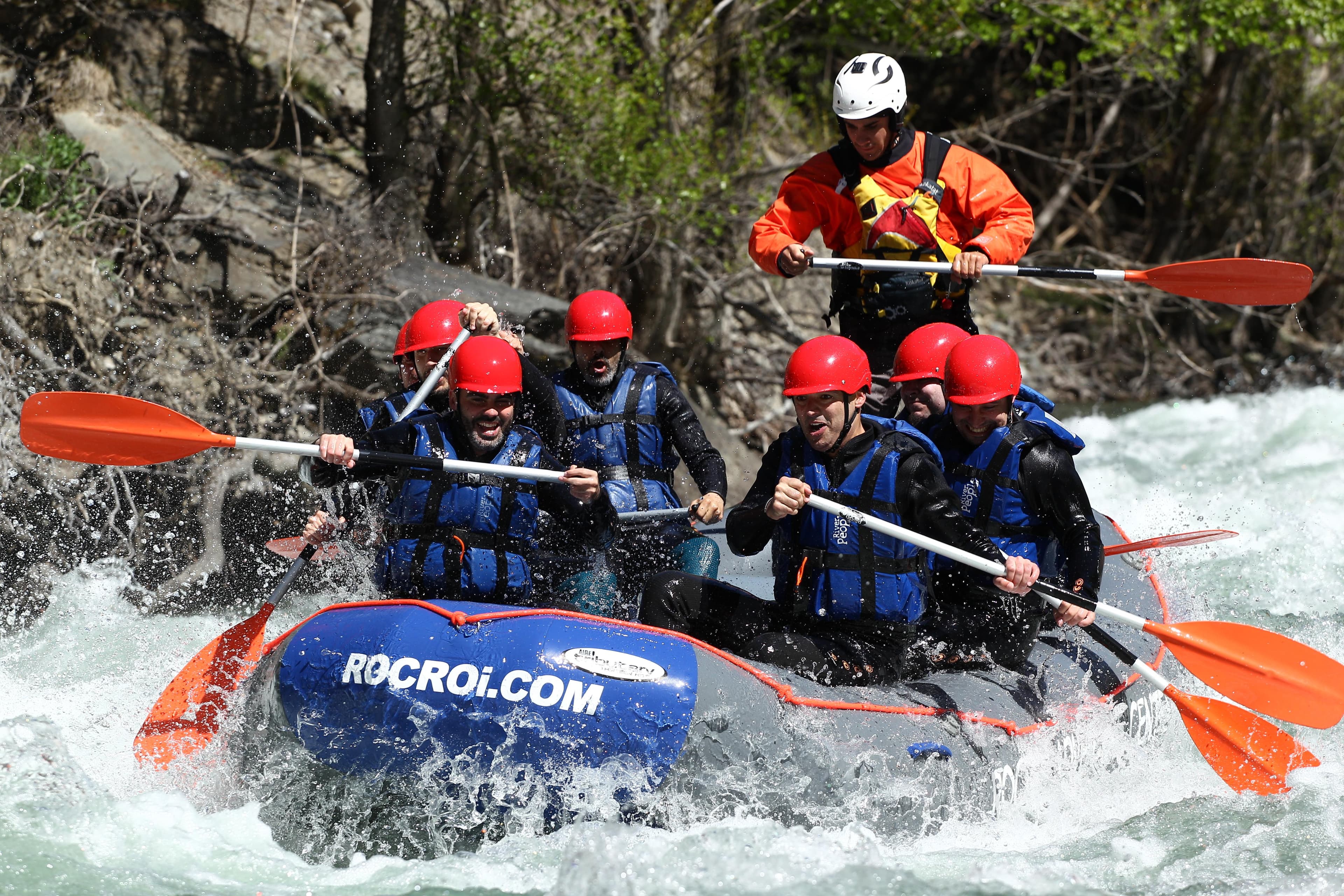 DESCENTE DU RAFTING PENDANT LE MOIS DE JUILLET