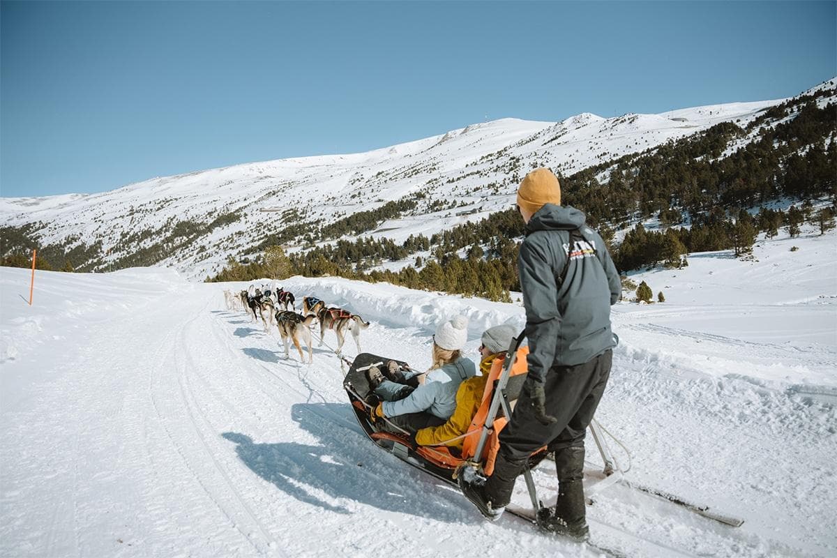 Nuevas Tradiciones en la Nieve: Aventuras Exclusivas para Expats en RocRoi Grandvalira