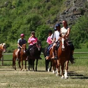 Las cinco actividades de montaña outdoor en familia más divertidas
