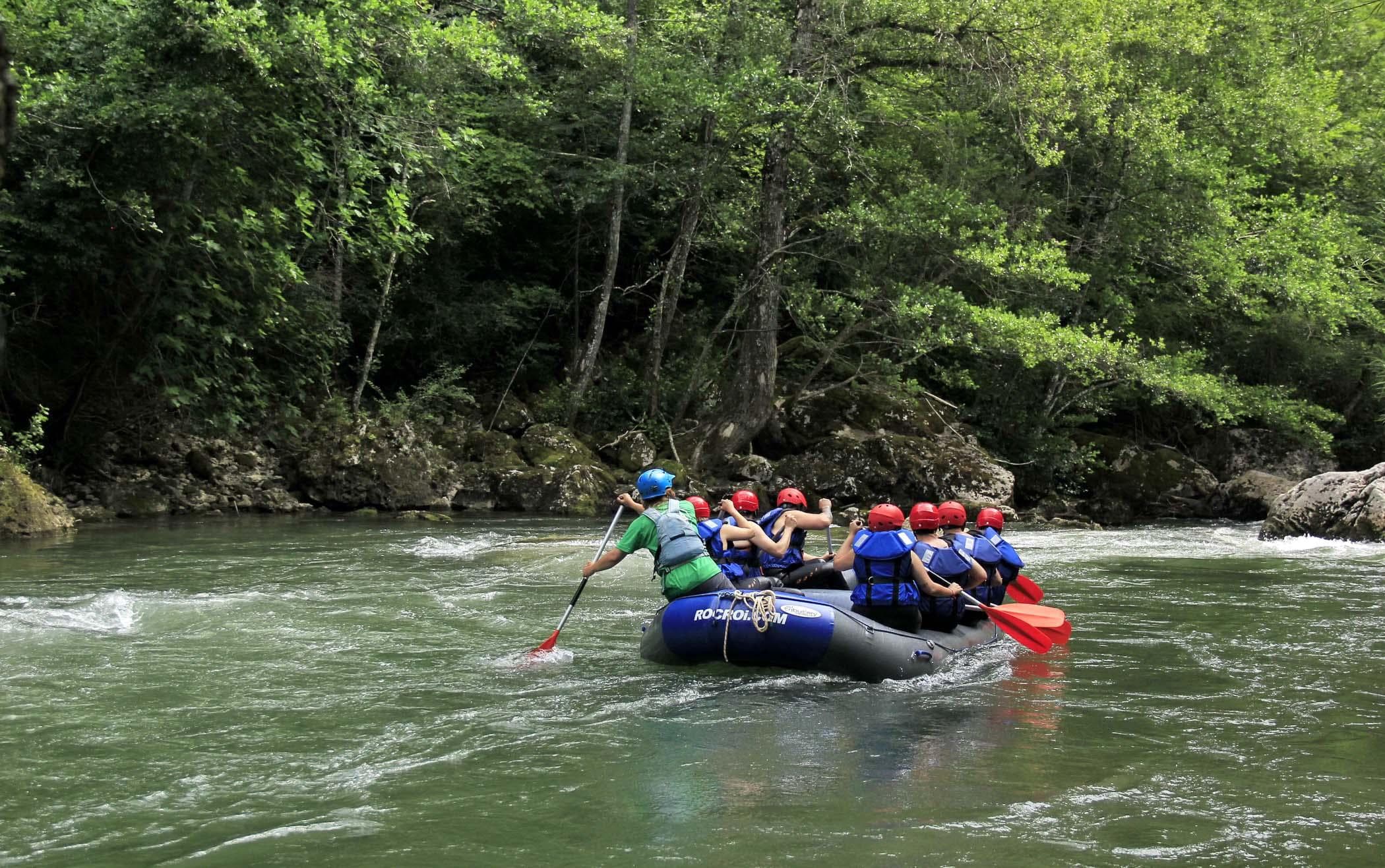 La lluvia no nos impedirá pasárnoslo genial practicando el rafting