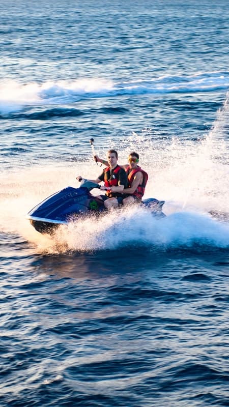 Pack Especial Parejas en Menorca: Moto de Agua y Lancha con Cuevas y Snorkel