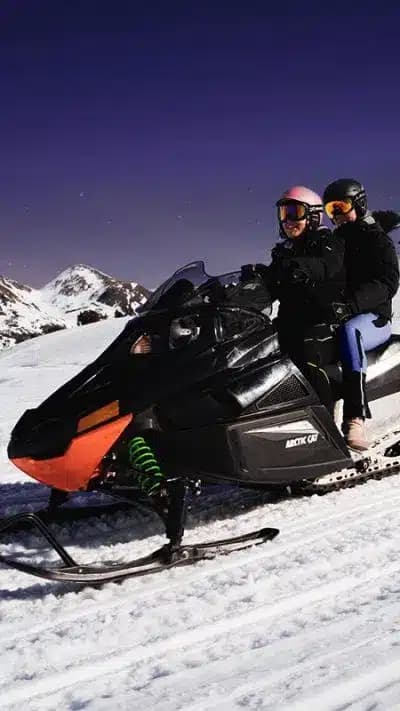 Andorre: Itinéraire guidé en motoneige de nuit 30min dans la station d'Ordino