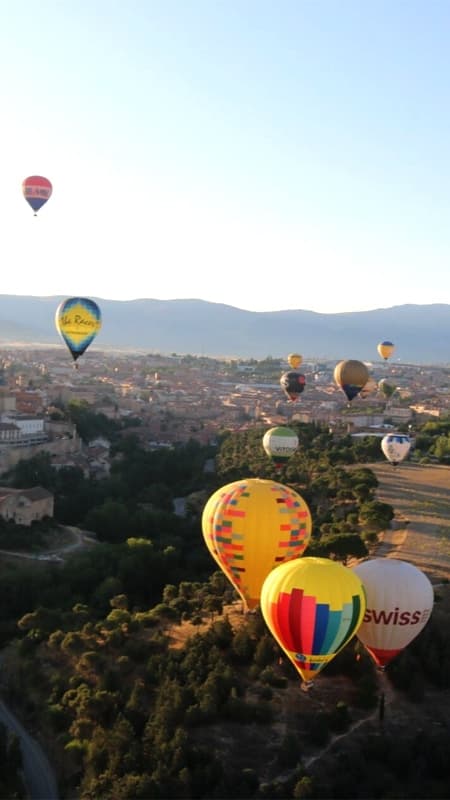Vuelo en globo sobrevolando Segovia de 3h con tranfer desde Madrid