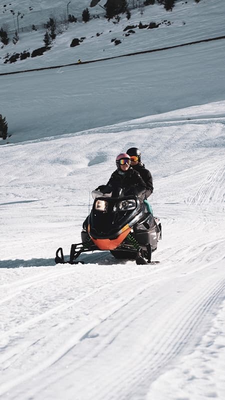 Andorre: Itinéraire guidé en motoneige dans la station d'Ordino pendant 30min (télécabine Tristaina inclus)