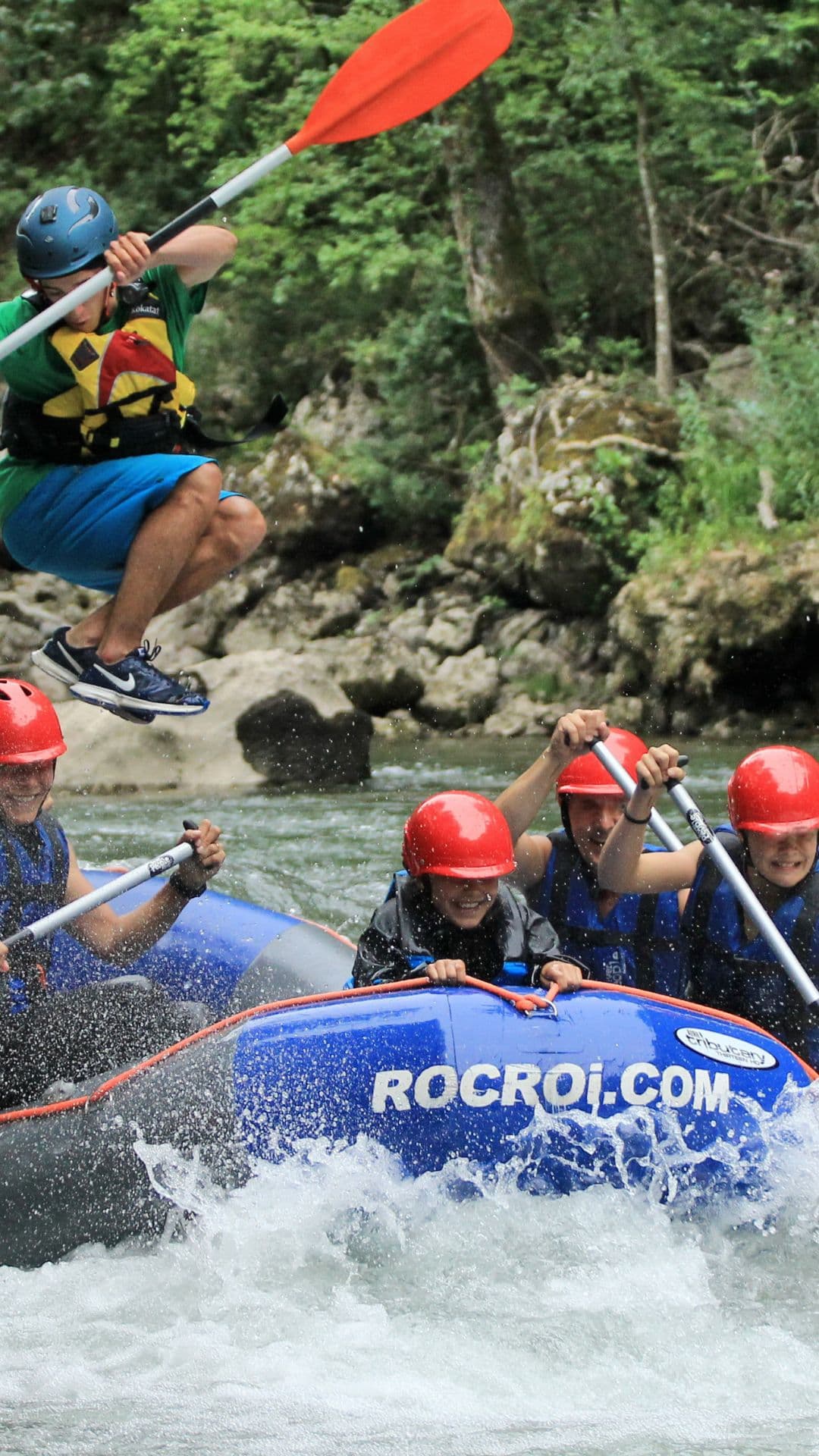 4-Adventure Family Pack in Llavorsí: Rafting, Lake Kayak, River Kayak and Canyoning in the Pyrenees