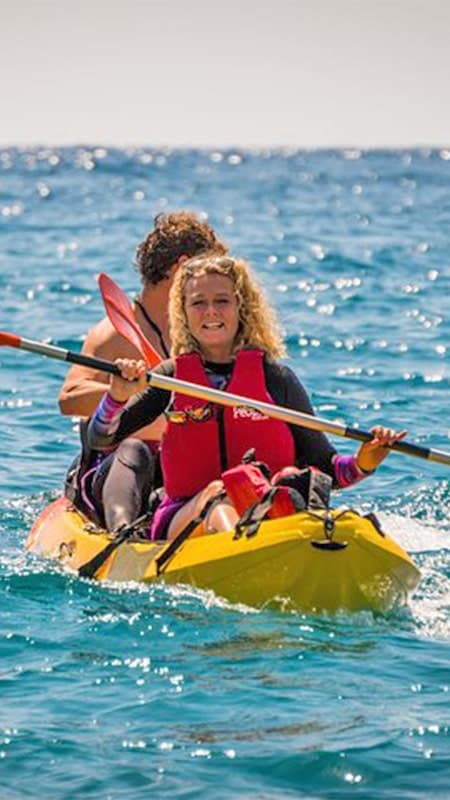 Snorkel y Ruta Guiada de 2h30 en Kayak Acantilados de Maro: Granada