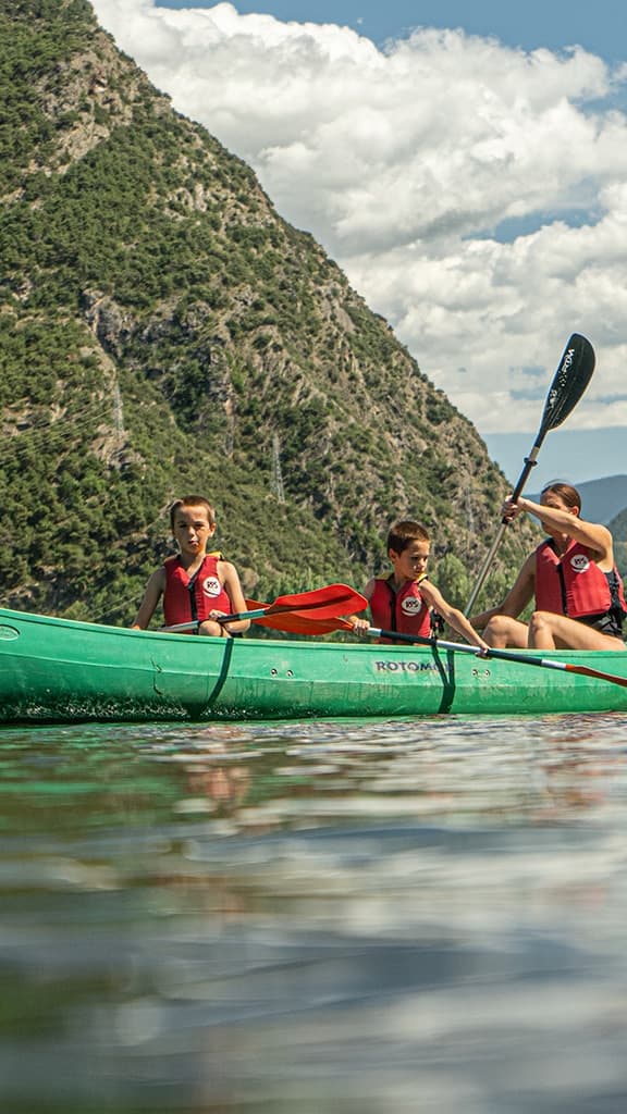 30min Double/ Triple Canoe Riding in La Torrassa Lake, La Guingueta d’Àneu