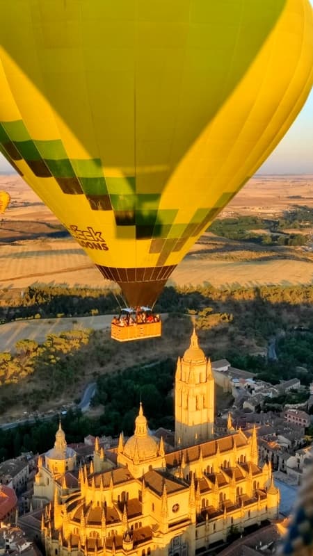 Vuelo en globo sobrevolando Segovia de 3h con tranfer desde Madrid