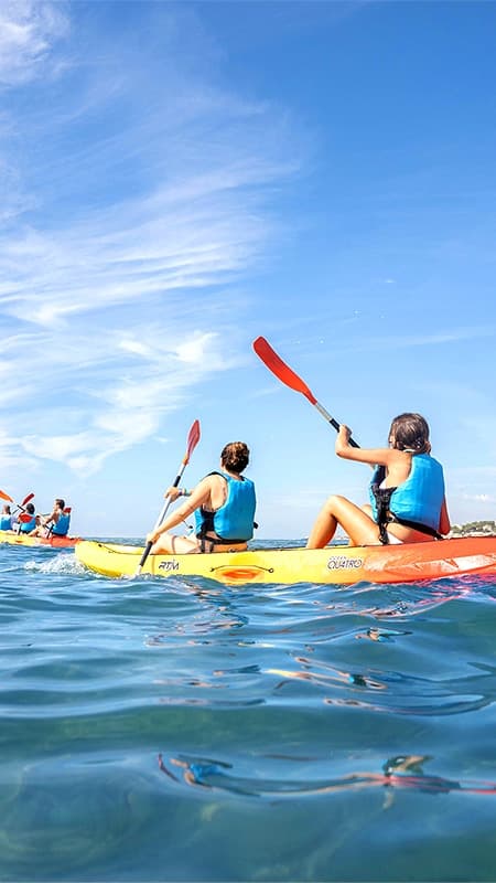 Excursión en Kayak a Final de Tarde hacia la Pasífae en Vilanova i la Geltrú