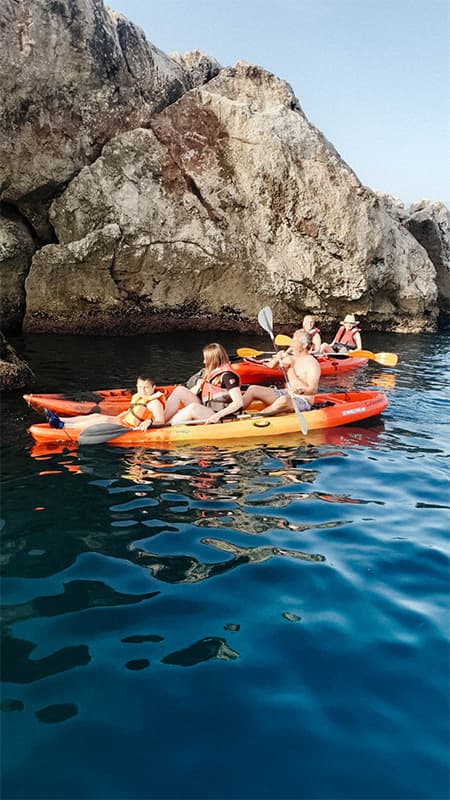 Granada: Excursion guidée de 2h en kayak et en plongée libre dans les criques de Salobreña
