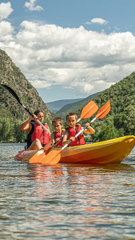 30min double or triple Kayak Rental in La Torrassa Lake, La Guingueta d’Àneu