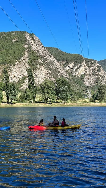 30min double or triple Kayak Rental in La Torrassa Lake, La Guingueta d’Àneu