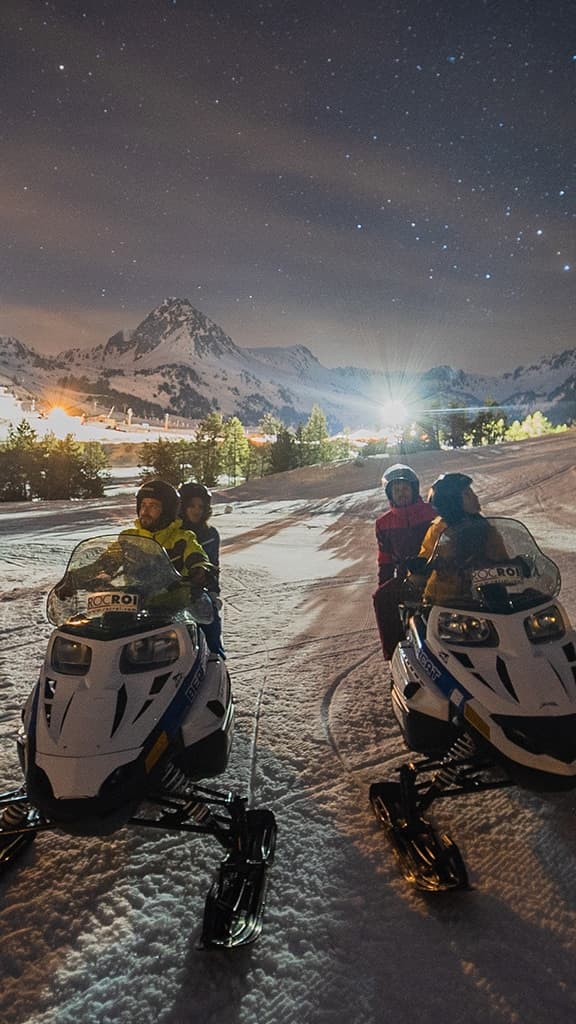 Andorre: Itinéraire guidé en motoneige de nuit 30min dans la station d'Ordino