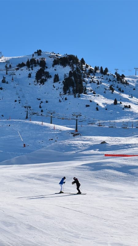 Baqueira Beret: 4 or 5-day group snowboarding lesson for beginners
