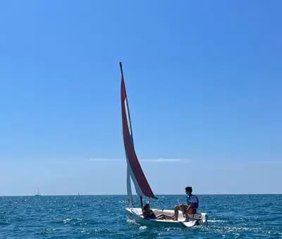 Lloguer Veler a Barcelona: navega un Topaz des de Vilanova i la Geltrú (2h)