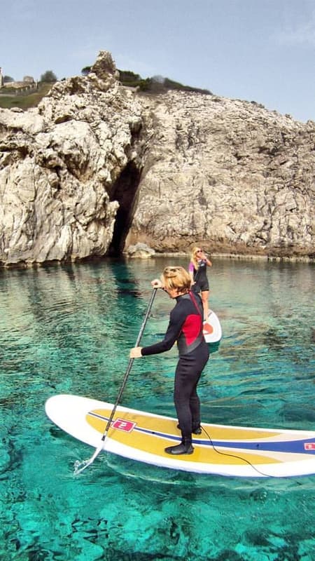 Ruta en Paddle Surf por la Reserva Marina del Norte de Menorca — Cuevas y Snorkel en Fornells