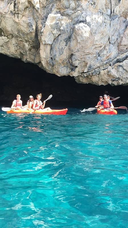 Snorkel y Ruta Guiada de 2h30 en Kayak Acantilados de Maro: Granada