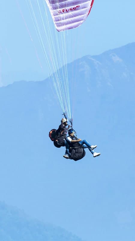 Madrid: 30 min paragliding flight as a couple with video