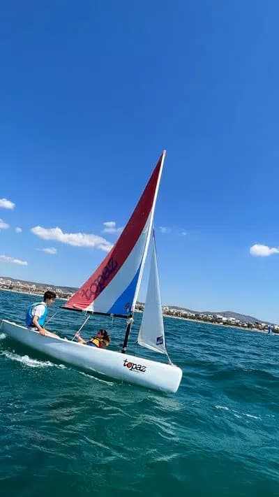 Lloguer Veler a Barcelona: navega un Topaz des de Vilanova i la Geltrú (2h)