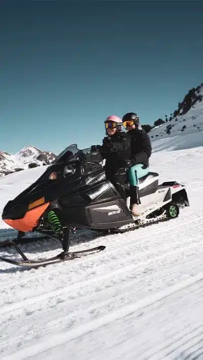 Andorre: Itinéraire guidé en motoneige dans la station d'Ordino pendant 30min (télécabine Tristaina inclus)