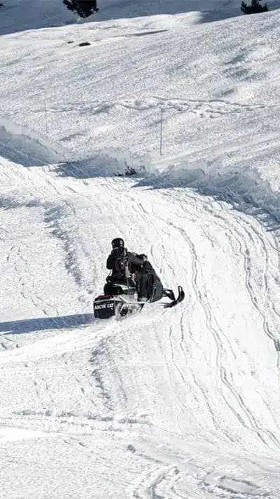 Andorra: Tour guidé en double motoneige 15min à Ordino (télécabine incluse)