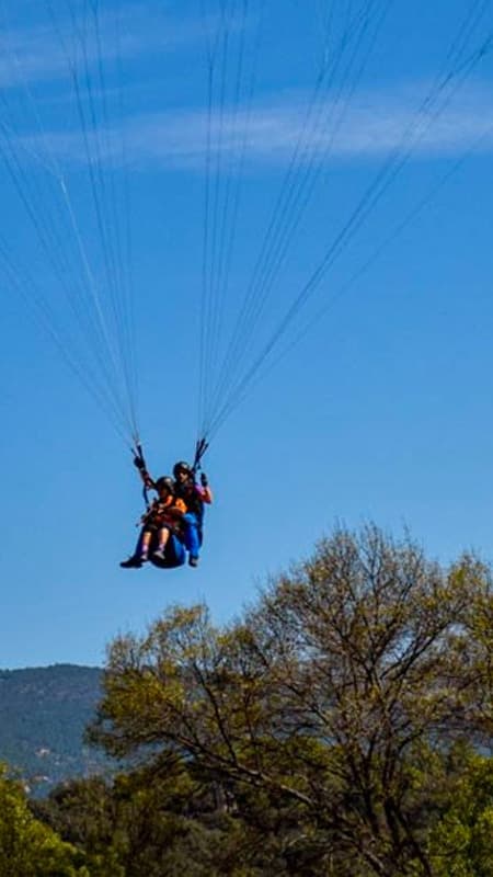 Madrid: Paragliding flight with video over Guadalajara