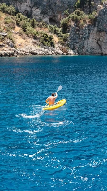 Alicante: Excursión guiada en kayak en la Cala El Portet de 2h30