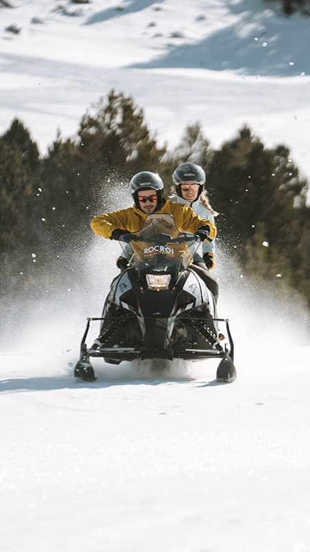 Andorra: Guided double snowmobile tour 30min with breakfast in foodtruck in Grau Roig