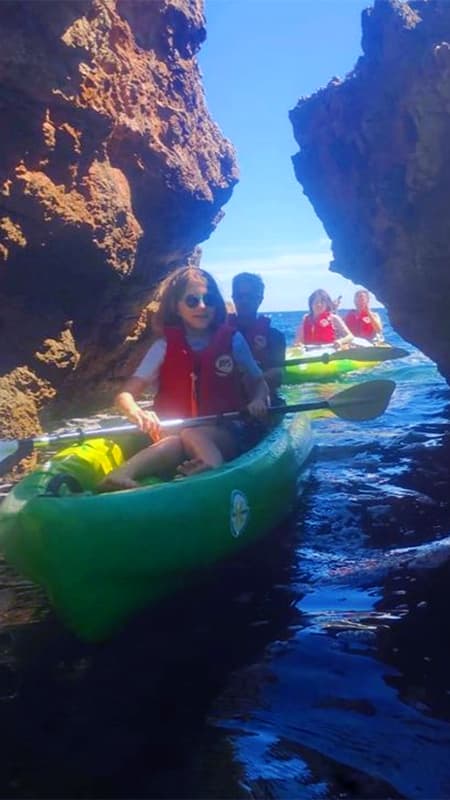 Menorca: Guided kayak tour in caves for 4 hours in Cala en Porter