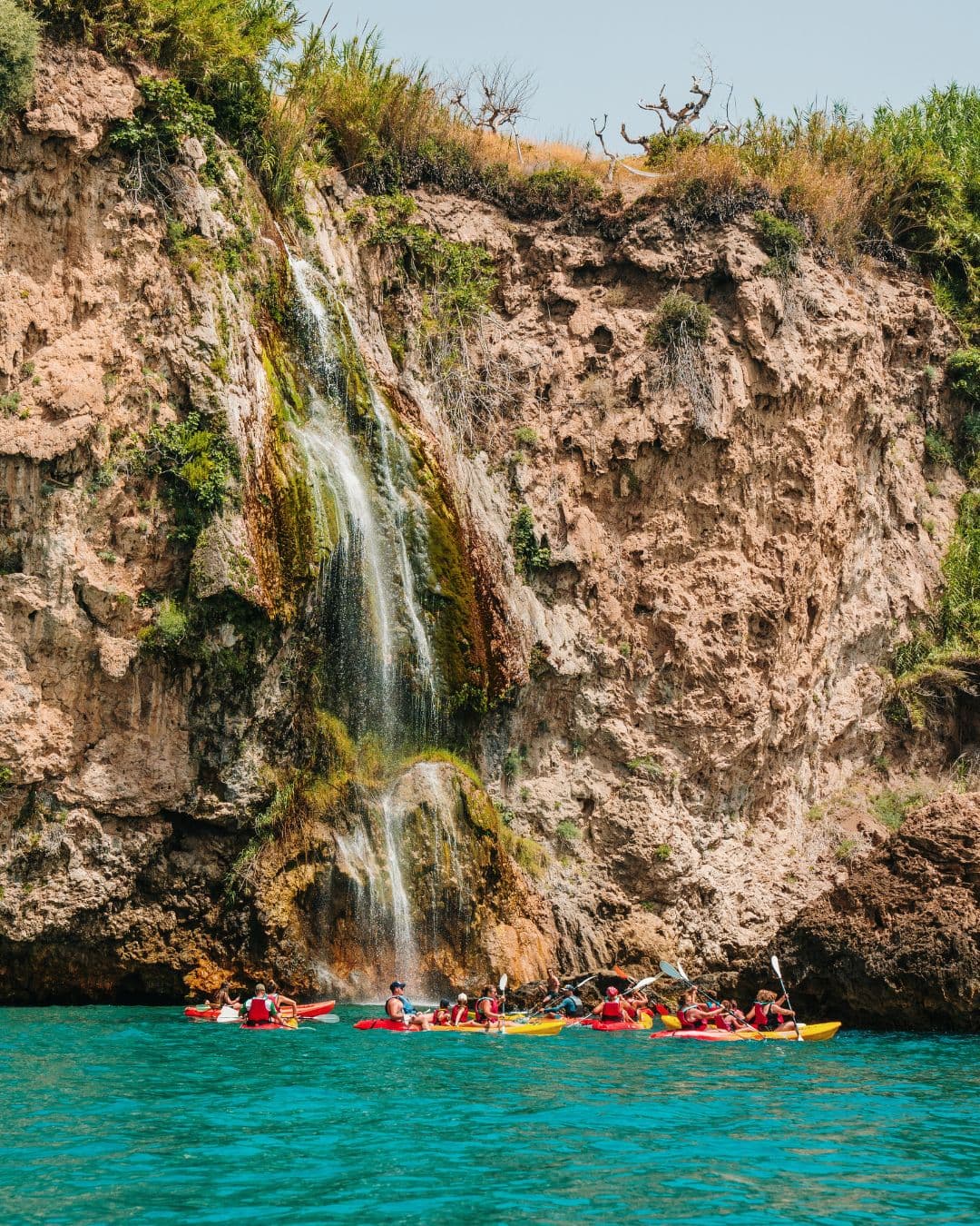 Randonnée guidée en kayak le long des Falaises de Nerja et de la Cascade de Maro